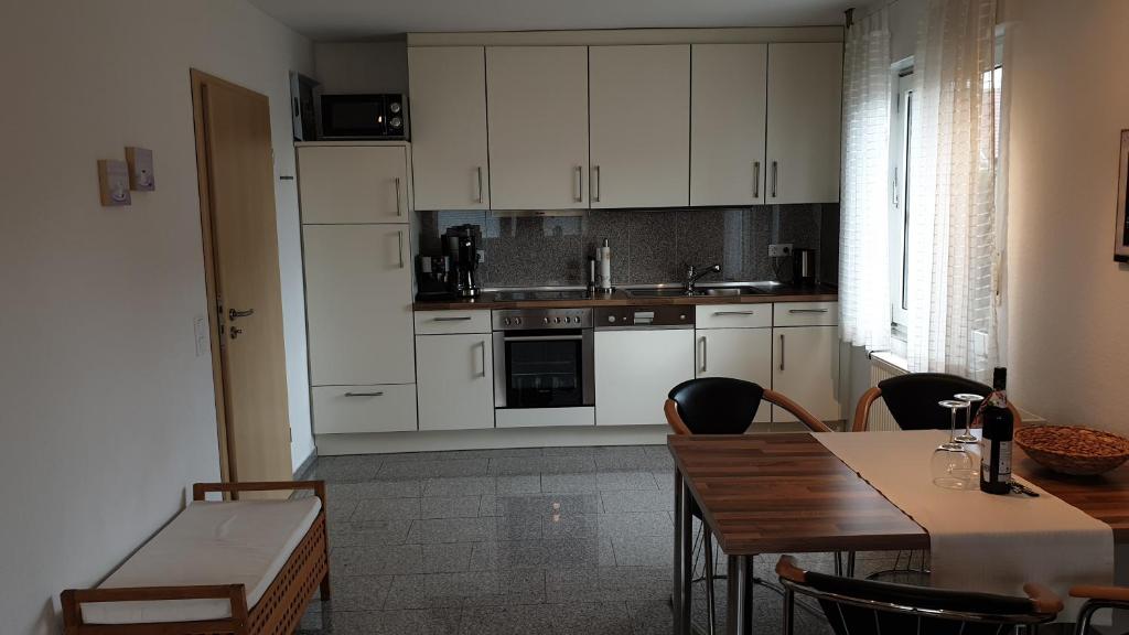 Kuchyň nebo kuchyňský kout v ubytování Haus Bramland --- 2 FeWo's --- EG 60qm und OG 55qm