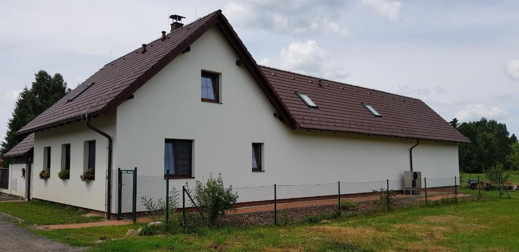 ein weißes Haus mit braunem Dach in der Unterkunft Ubytování u Kotrbů in Suchdol nad Lužnicí