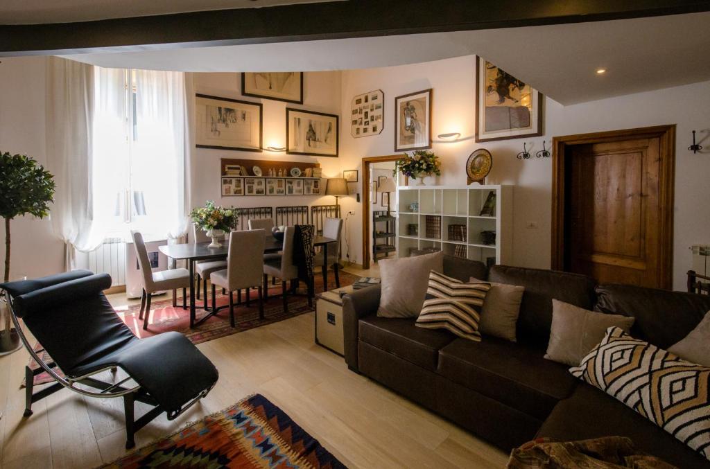 A seating area at Acacia Firenze - The Verde