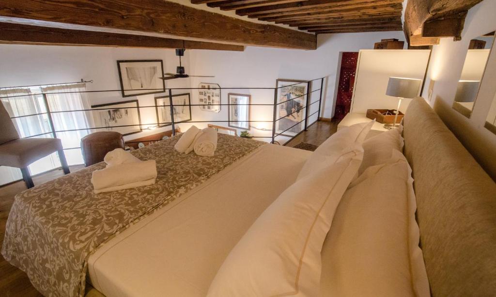 A bed or beds in a room at Acacia Firenze - The Verde