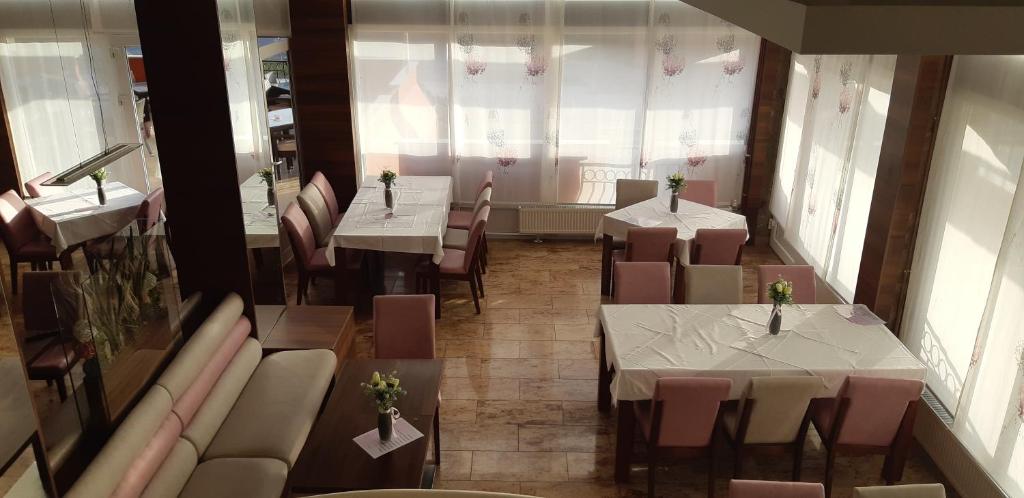 Un restaurant u otro lugar para comer en Hotel Gari&#x107;