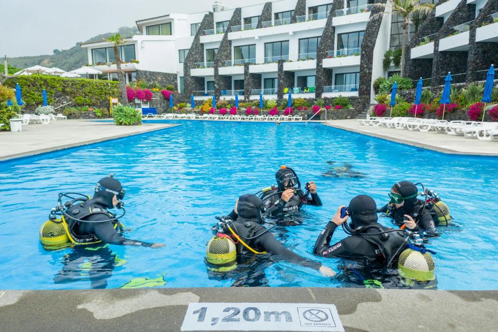 Bazén v ubytování Caloura Hotel Resort nebo v jeho okolí