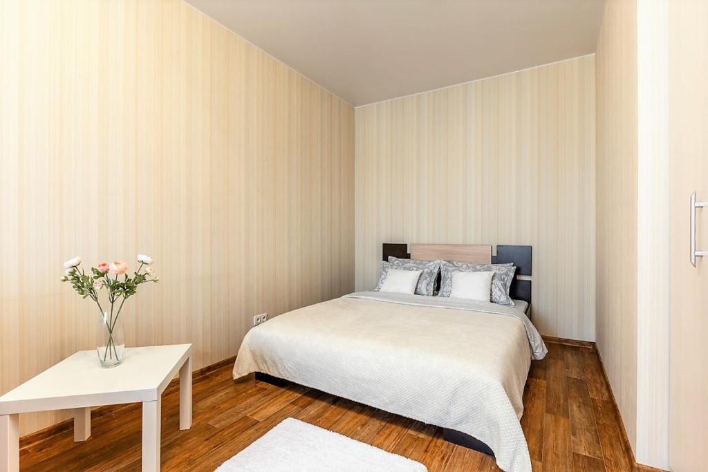 Кровать или кровати в номере Апартаменты бизнес-класса в двух минутах от метро Академика Янгеля