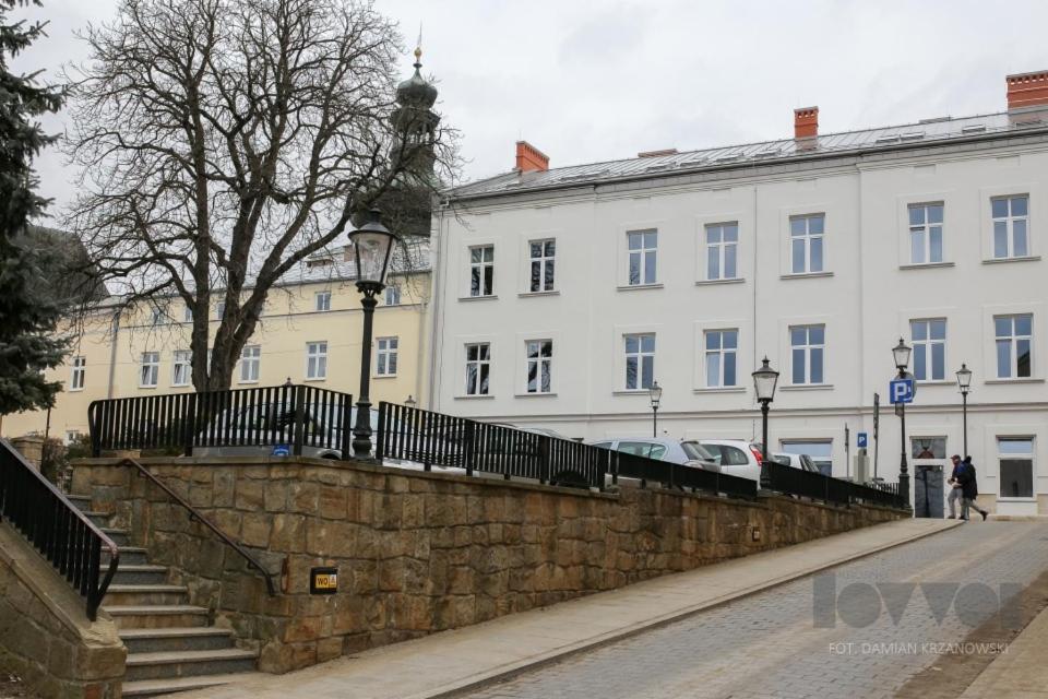 Budynek, w którym mieści się aparthotel