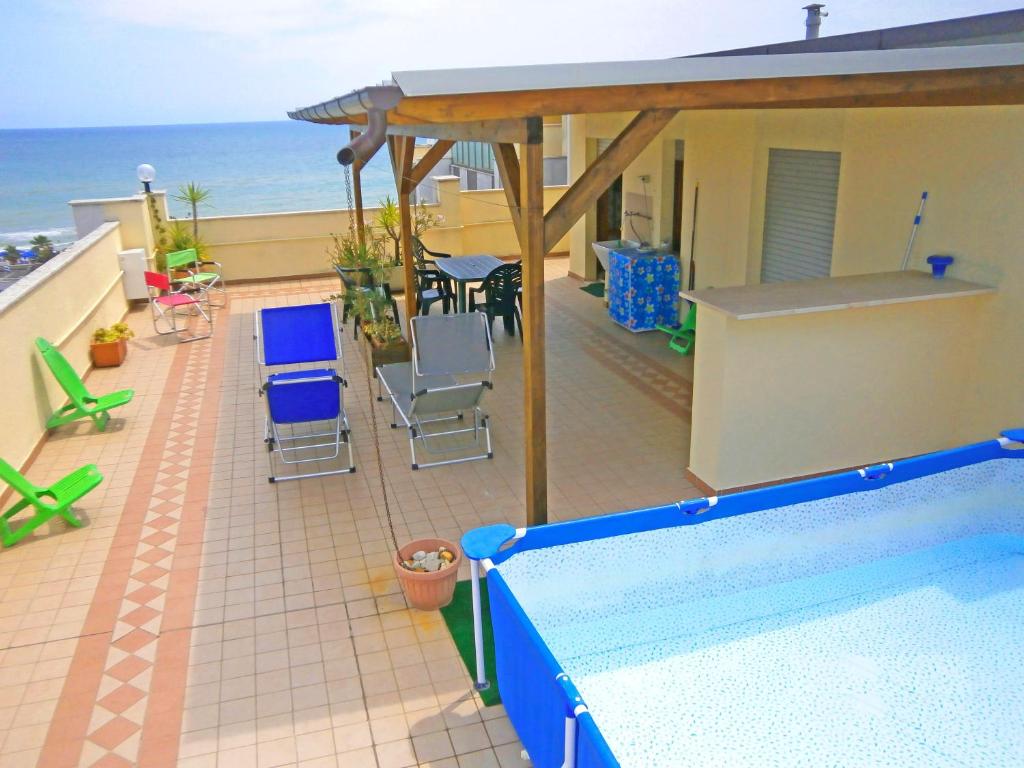 Casa Bella ATTICO FRONTE MARE con PISCINA, Alba Adriatica