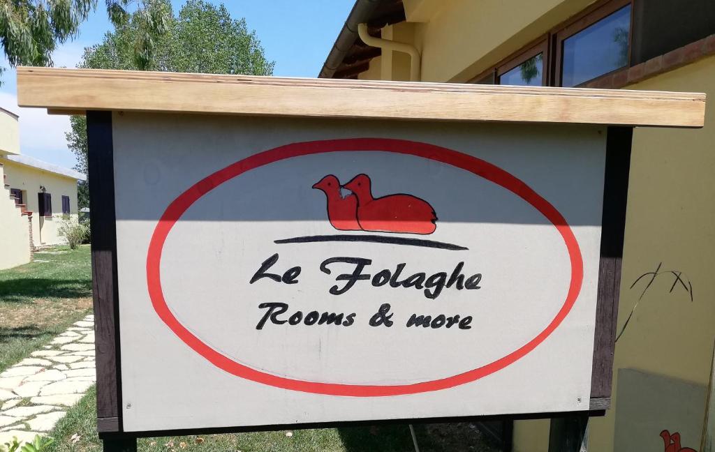 una señal que dice ser habitaciones de pavo y más en Agriturismo Le Folaghe en Terracina