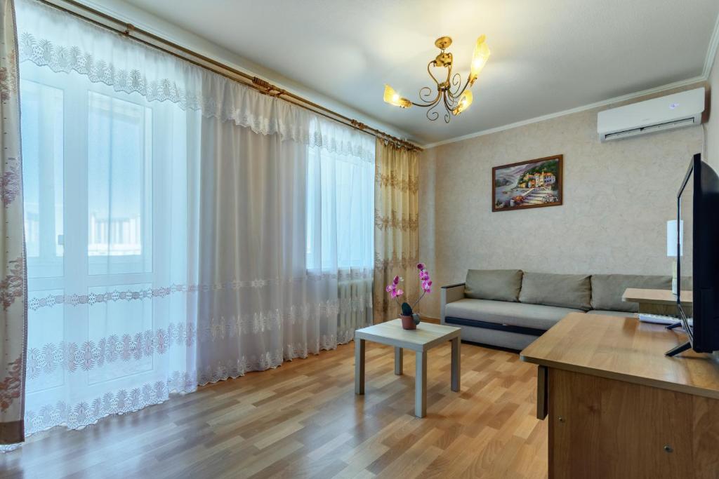 ロストフ・ナ・ドヌにあるАпартаменты на пл Ленинаのリビングルーム(ソファ、大きな窓付)