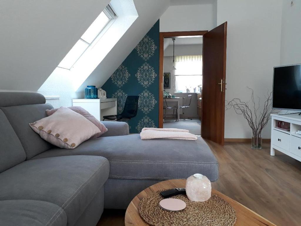 uma sala de estar com um sofá e uma mesa em Weissewolke em Bad Fallingbostel