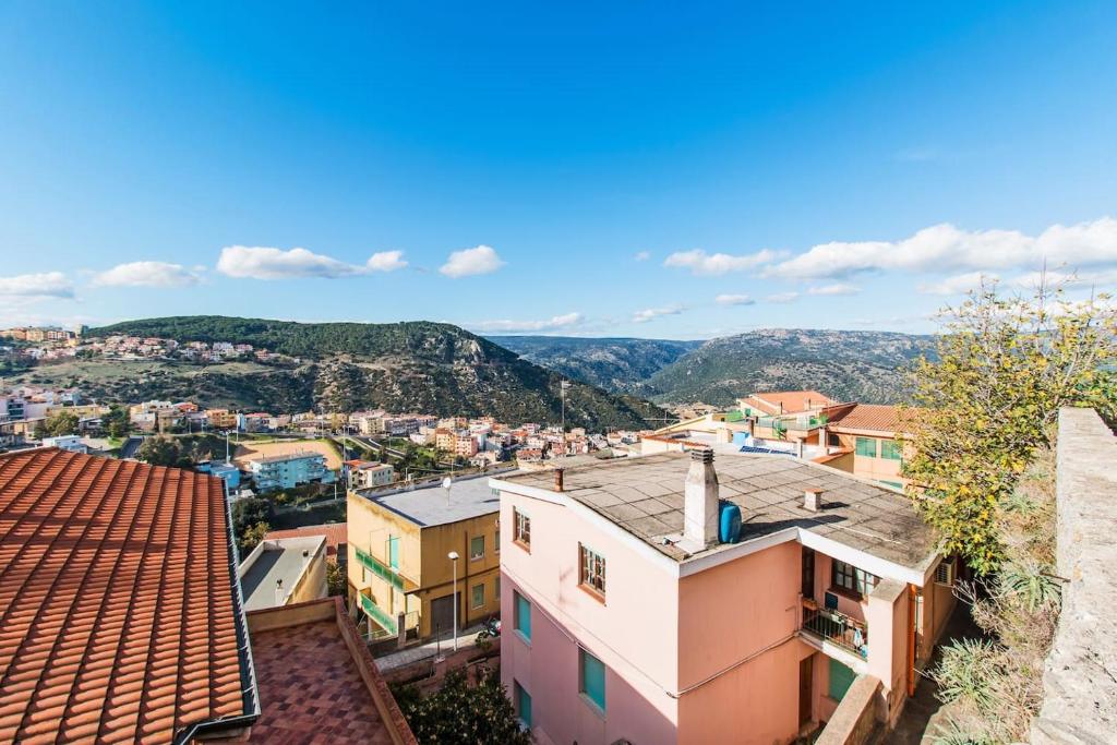 - une vue sur la ville depuis un bâtiment dans l'établissement MARY HOUSE, à Nuoro