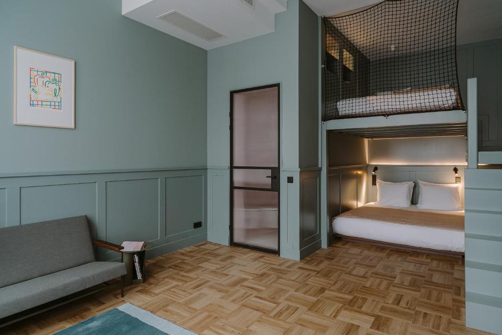سرير أو أسرّة في غرفة في Supernova Hotel