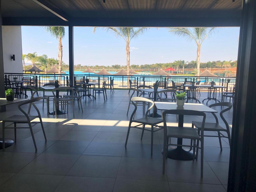 A Coastal/island experience at a Large 2 bed apartment at a Crystal Lagoon Estate. - Appartement Trois Chambres