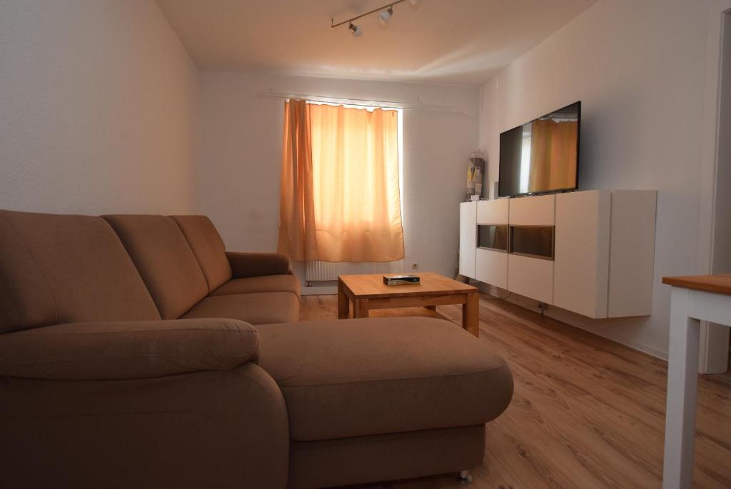 sala de estar con sofá y TV en Apartment Stuttgart Ost, en Stuttgart