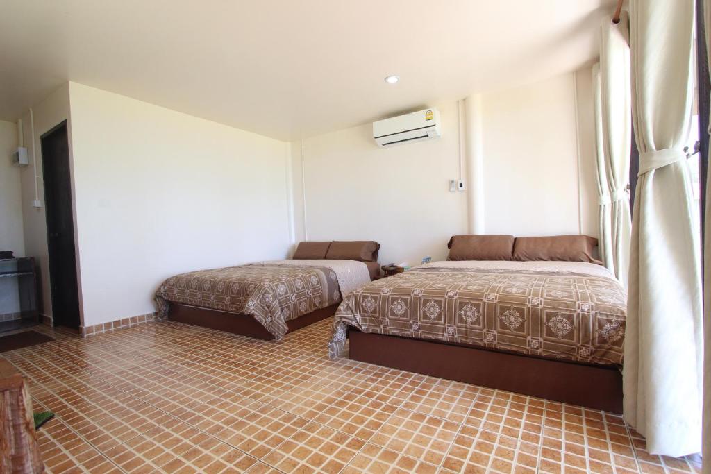 Postel nebo postele na pokoji v ubytování TK Beach Resort Koh Mak