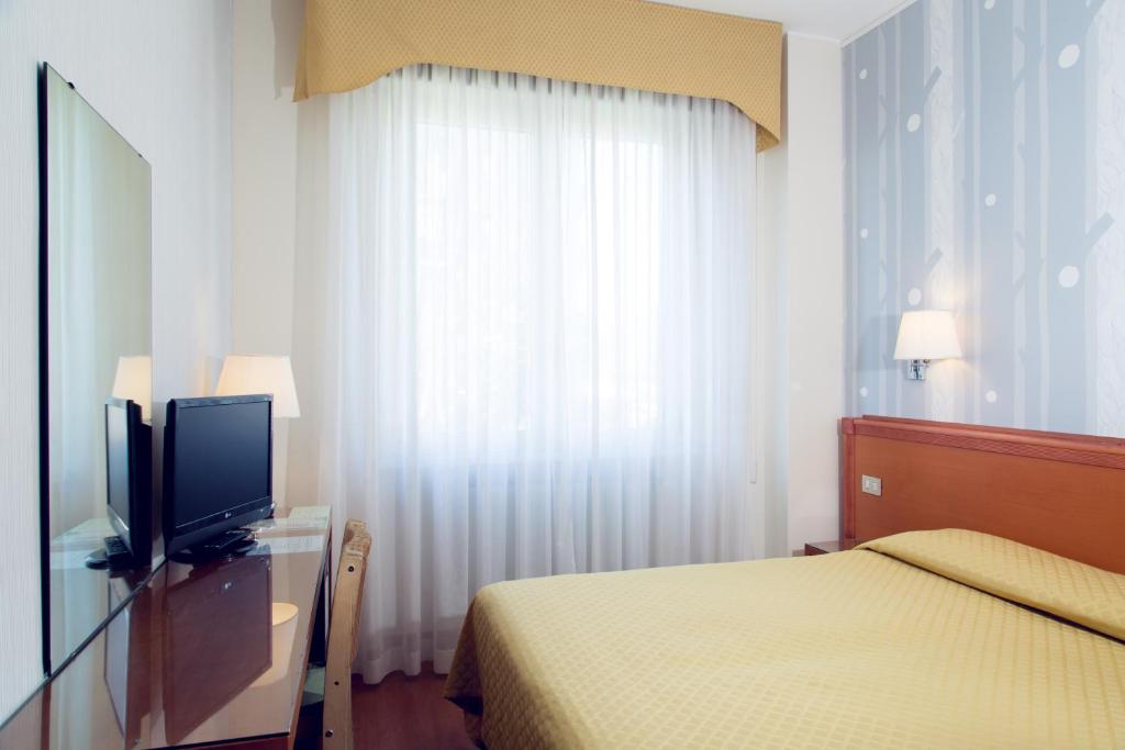 TV a/nebo společenská místnost v ubytování eco Hotel Milano & BioRiso Restaurant