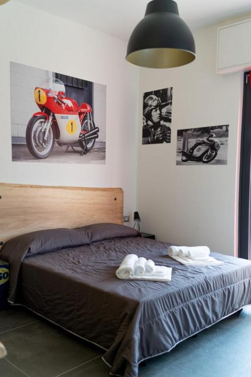Posteľ alebo postele v izbe v ubytovaní Italian Piston House Sport Moto Rent