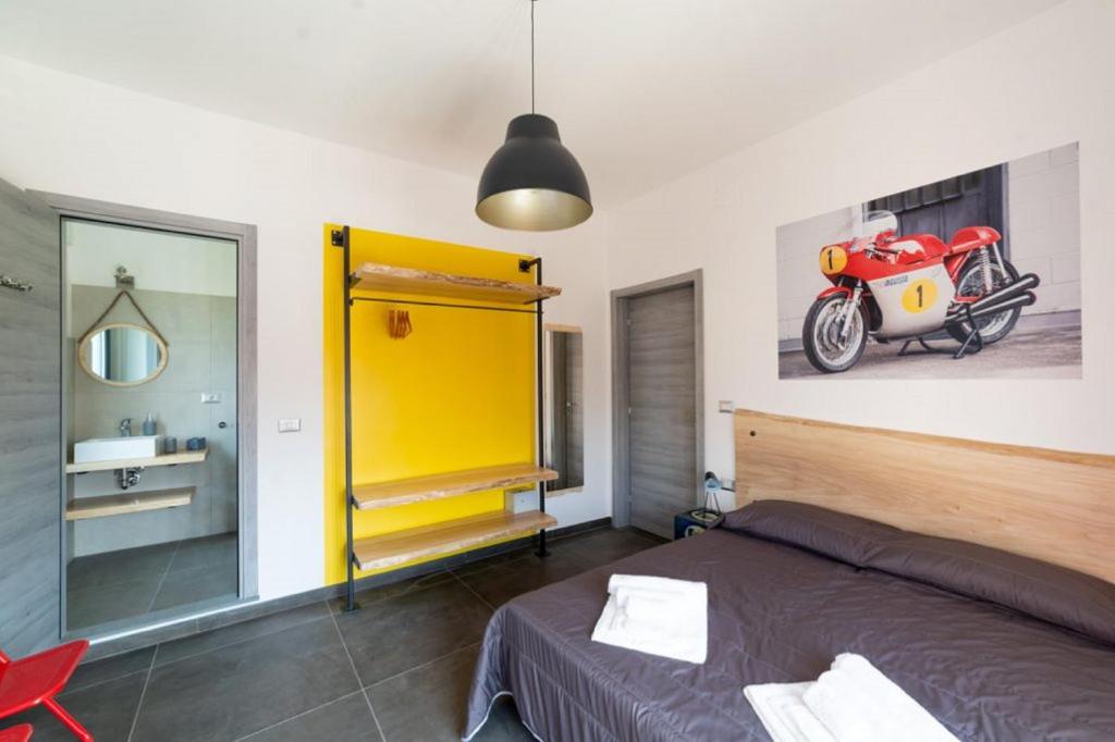 Posteľ alebo postele v izbe v ubytovaní Italian Piston House Sport Moto Rent