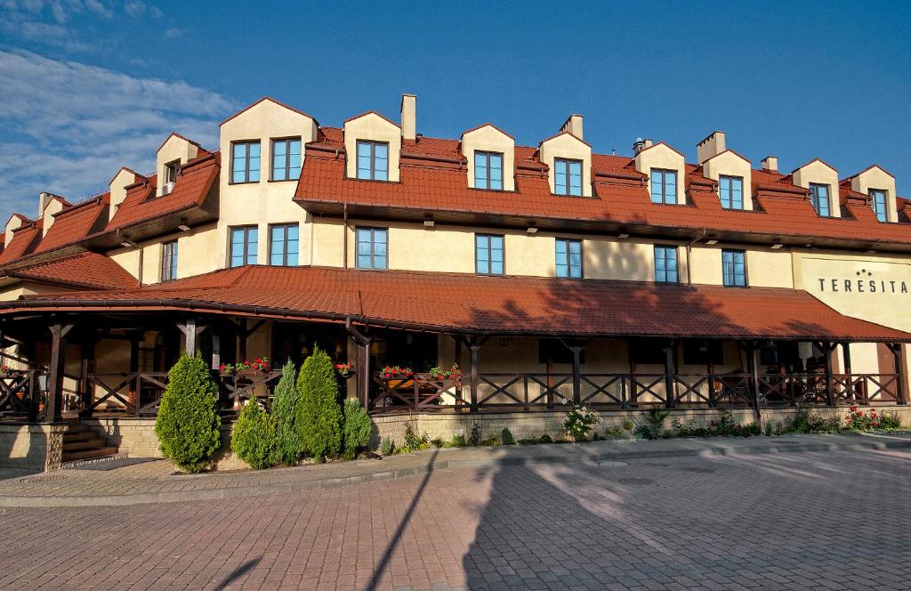 un gran edificio con techo rojo en Hotel TERESITA, en Cracovia