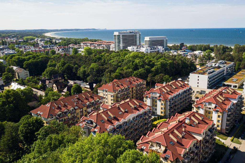 an overhead view of a city with buildings and trees at Apartamenty Na Zdrojowej - visitopl in Świnoujście