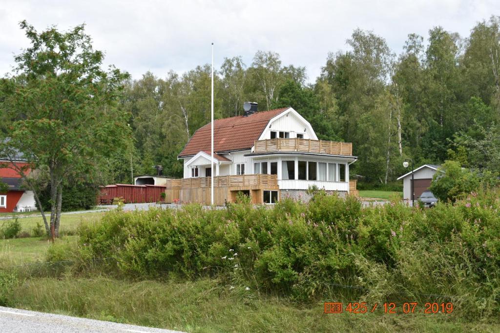 uma casa com um telhado na berma de uma estrada em Paradise-Silvergruvan em Hällefors