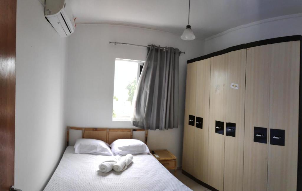 1 dormitorio con 1 cama con 2 toallas en Apartamento de dois quartos em Ponta Negra - Excelente Localização, en Natal
