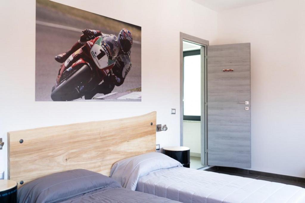 Posteľ alebo postele v izbe v ubytovaní Italian Piston House Sport Moto Rent