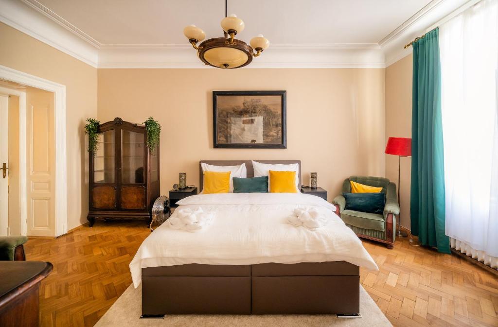 Posteľ alebo postele v izbe v ubytovaní Luxurious Kafka family apt in Old Town