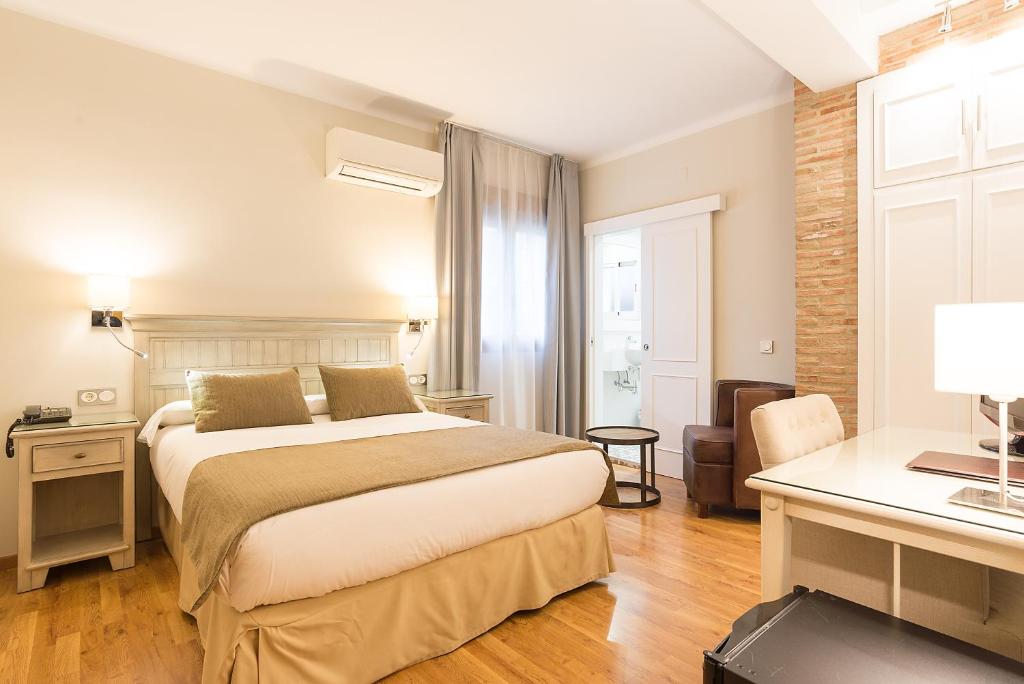 Habitación de hotel con cama y escritorio en California, en Málaga