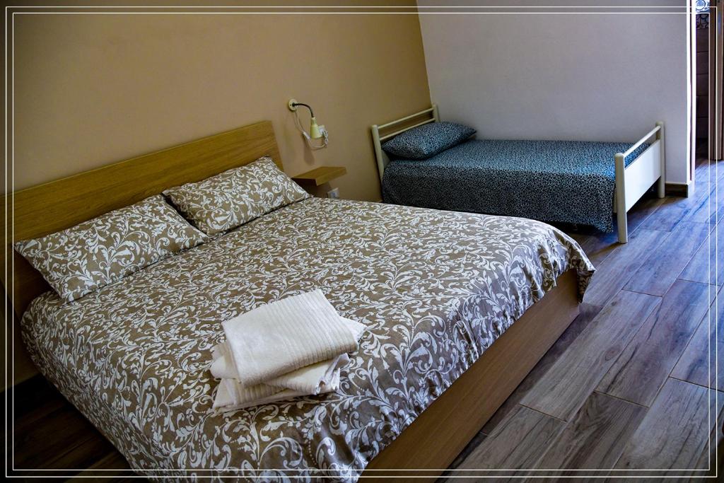 una piccola camera con letto e panca di B&B Sicily a Porto Empedocle