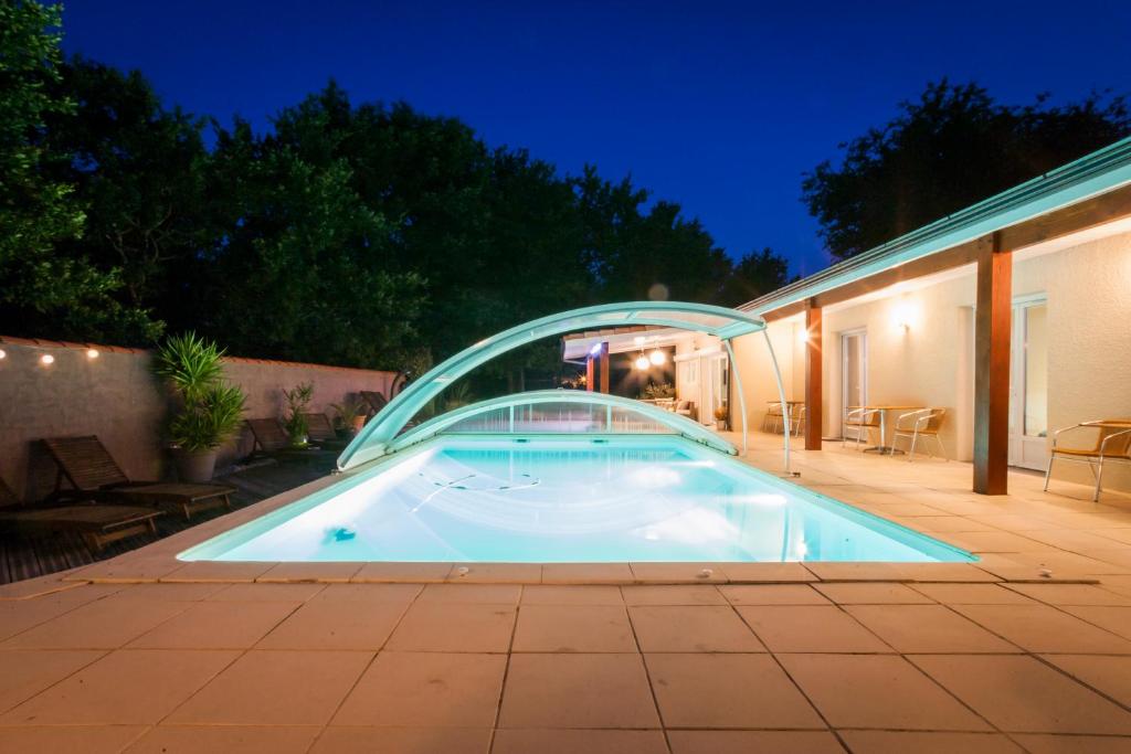 a swimming pool with a cover on a patio at Atlanticvilla in Hourtin