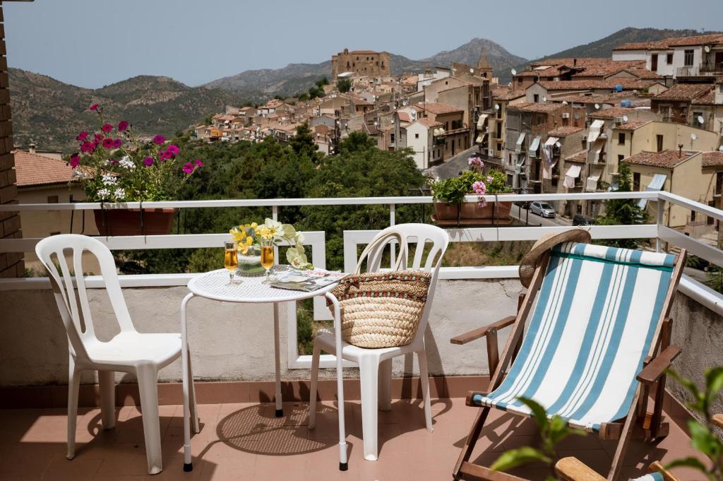 einen Tisch und Stühle auf einem Balkon mit Aussicht in der Unterkunft B&B Panorama in Castelbuono