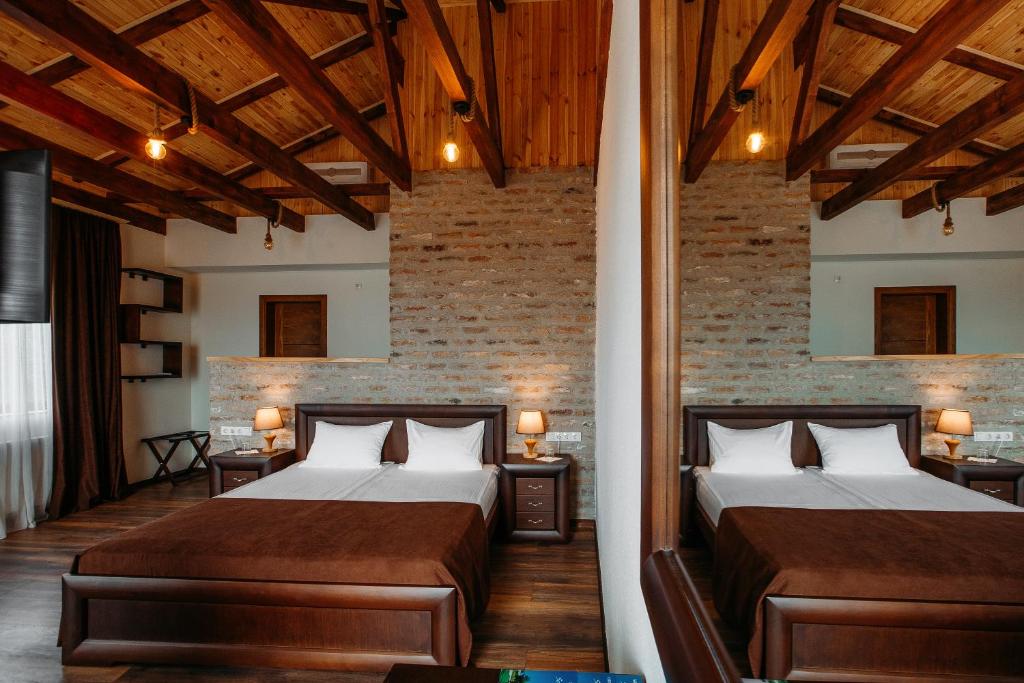 Postel nebo postele na pokoji v ubytování Schuchmann Wines Château,Villas & SPA