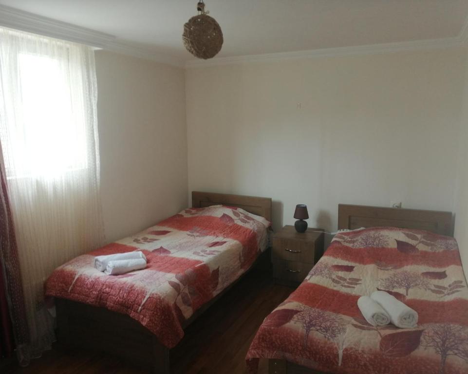 Postel nebo postele na pokoji v ubytování Jeiran Japaridze's Guesthouse