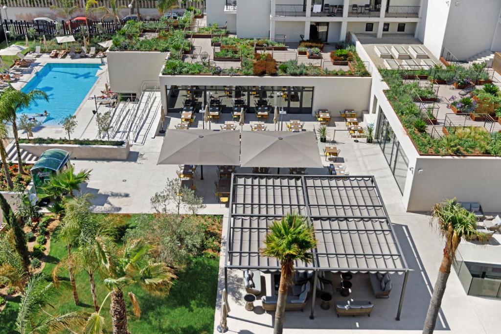 an aerial view of a hotel with a pool and palm trees at Hotel Paradiso Garden in Playa de Palma
