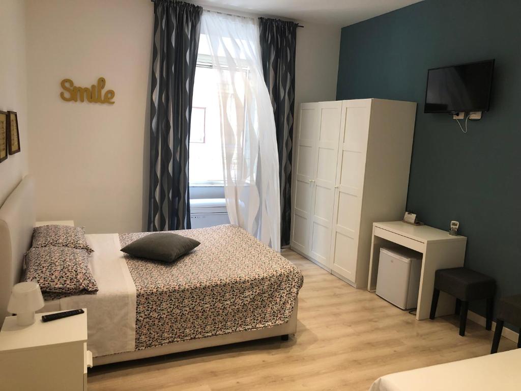 ローマにあるSpazio Cavour Guesthouseの小さなベッドルーム(ベッド1台、窓付)