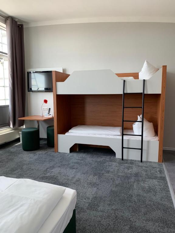 Postel nebo postele na pokoji v ubytování AUSZEIT DAS HOTEL Schweitenkirchen