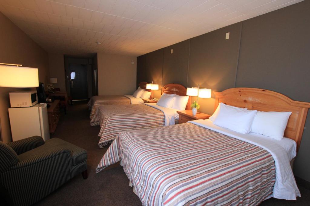 Una cama o camas en una habitación de Confederation Place Hotel