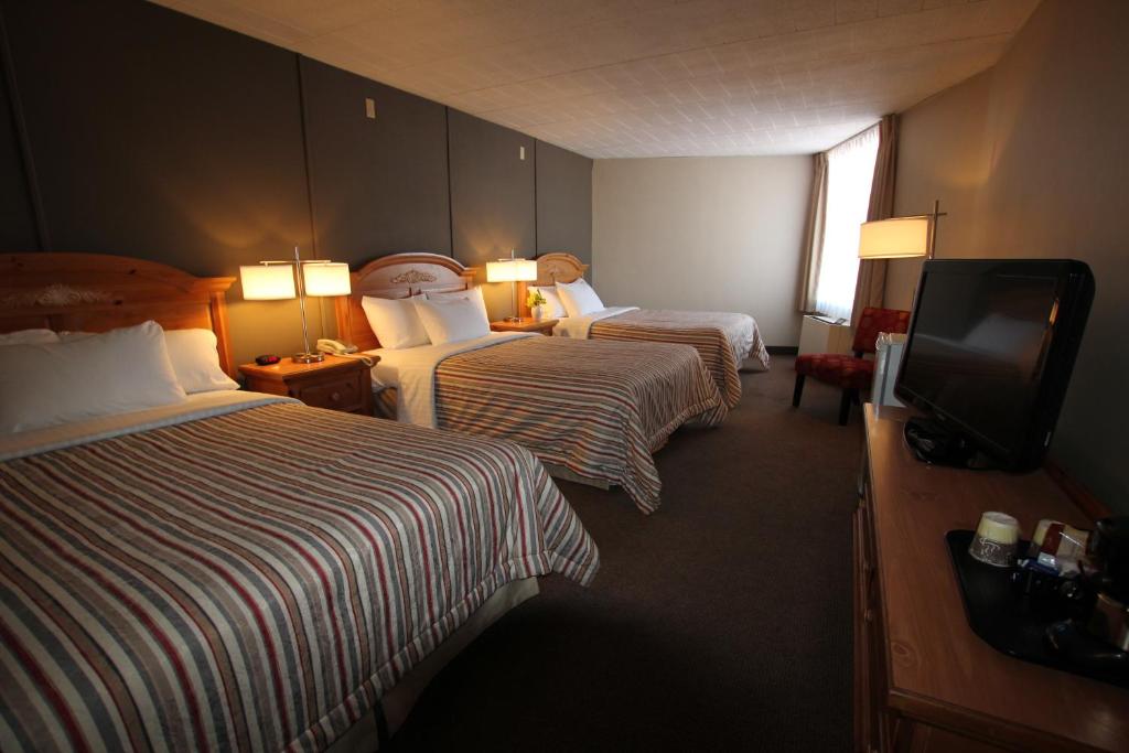 Una cama o camas en una habitación de Confederation Place Hotel