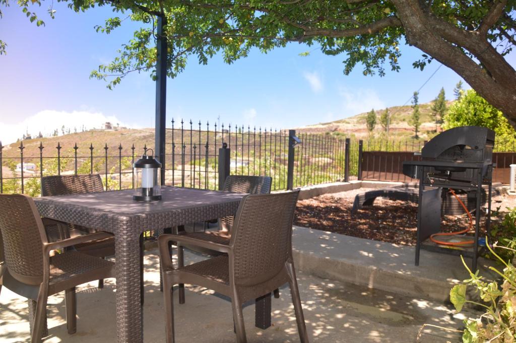 a table and chairs with a grill in a yard at Villa Carmela in Vallehermoso