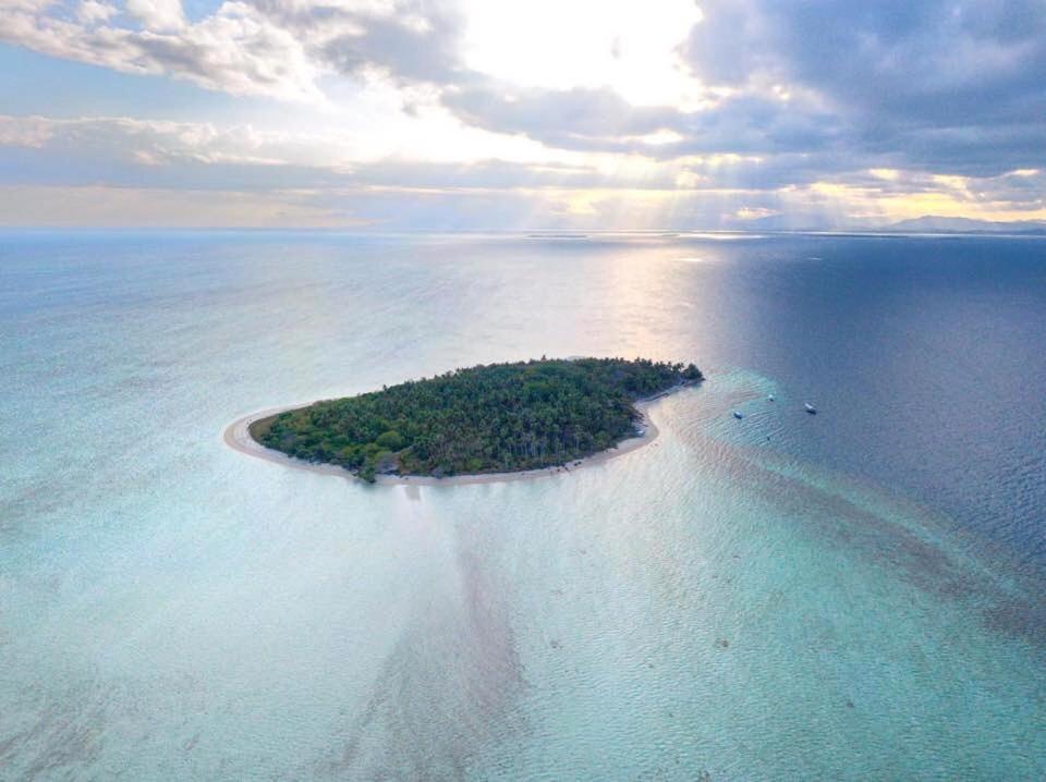 een eiland in het midden van de oceaan bij Modessa Island in Roxas