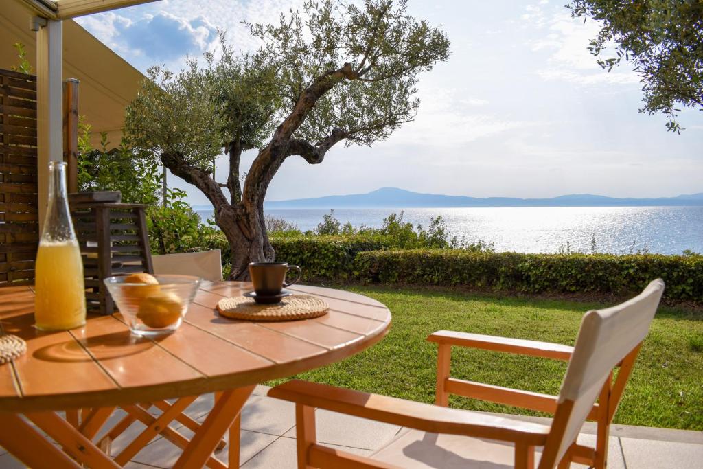 una mesa y sillas con vistas al agua en AVIA HOLIDAY HOME 2, en Avía