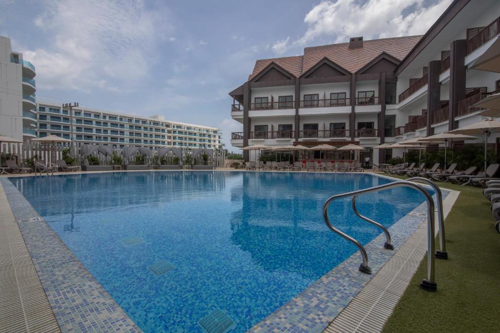 una gran piscina frente a un hotel en Melia Cartagena Karmairi en Cartagena de Indias