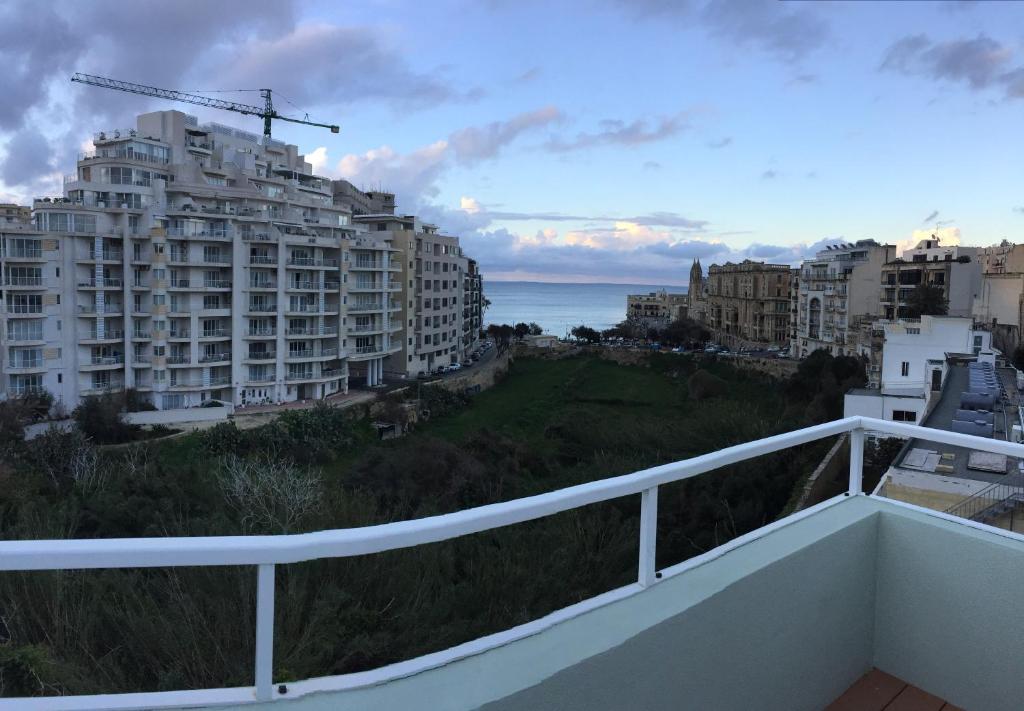 Balluta Bay Beach house with Seaviews - Two-Bedroom House