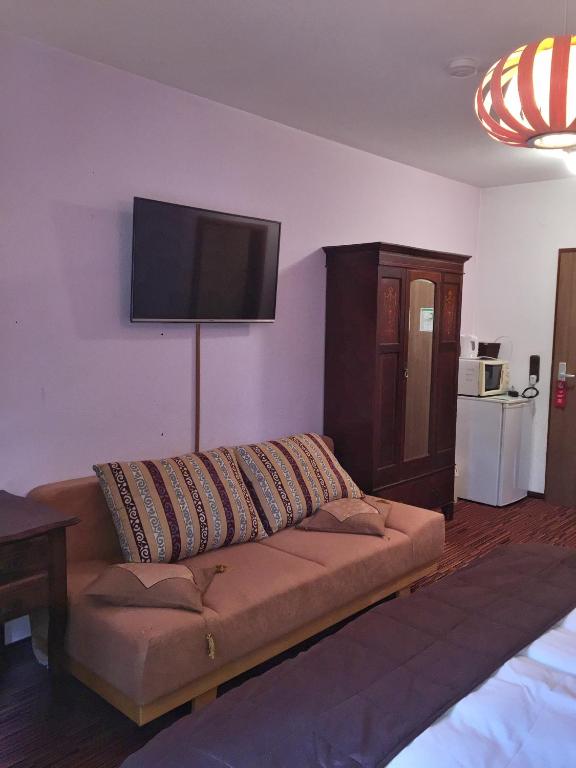 TV a/nebo společenská místnost v ubytování Hotel Attaché