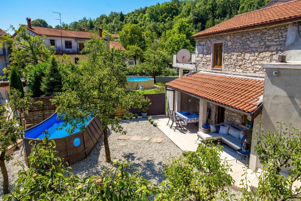 Uma vista da piscina em Rural holiday home Stankolina Opatija ou nos arredores