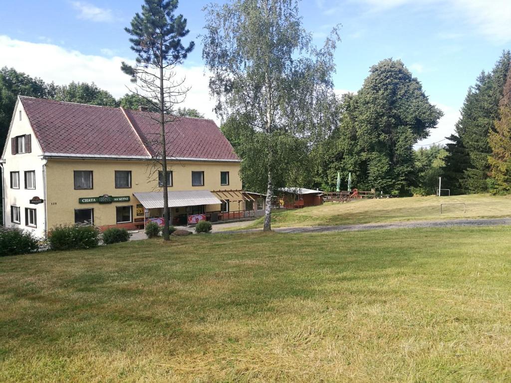 Penzion Chata Na Mlýně في Horní Město: منزل أبيض كبير مع ساحة كبيرة