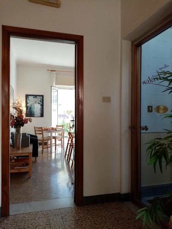 TV a/nebo společenská místnost v ubytování Ariston Petit Hotel