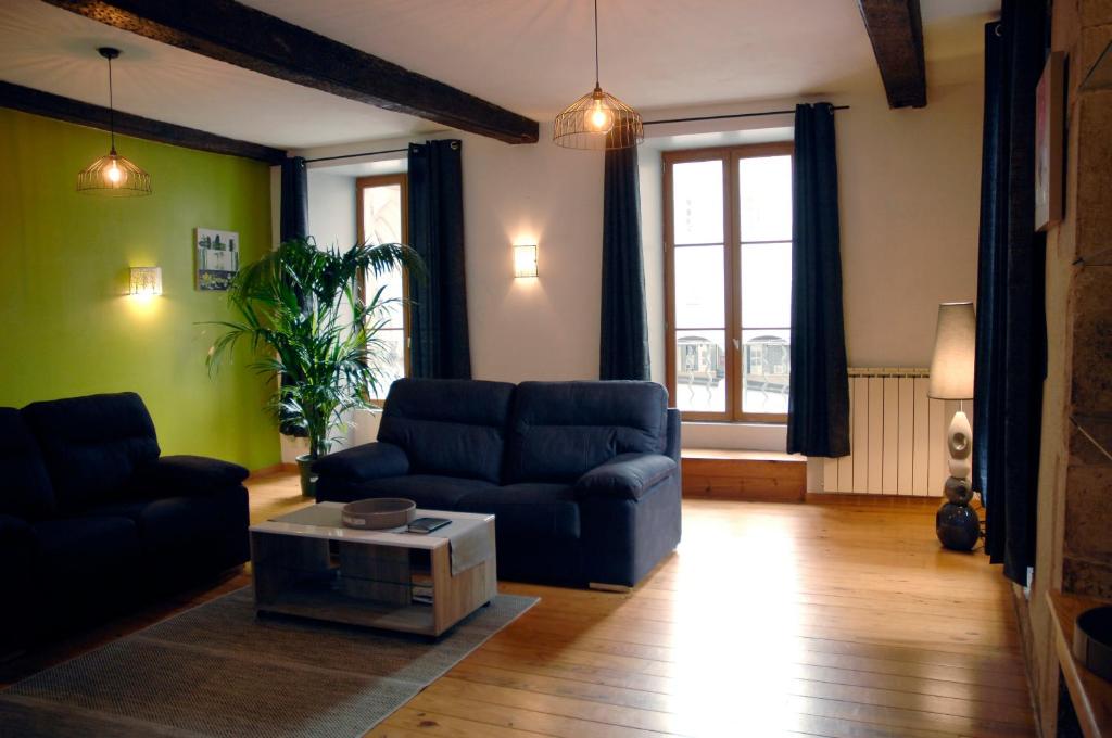 - un salon avec un canapé et une table dans l'établissement Maison Renaissance Monument Historique XV ème 1497, à Villefranche-de-Rouergue