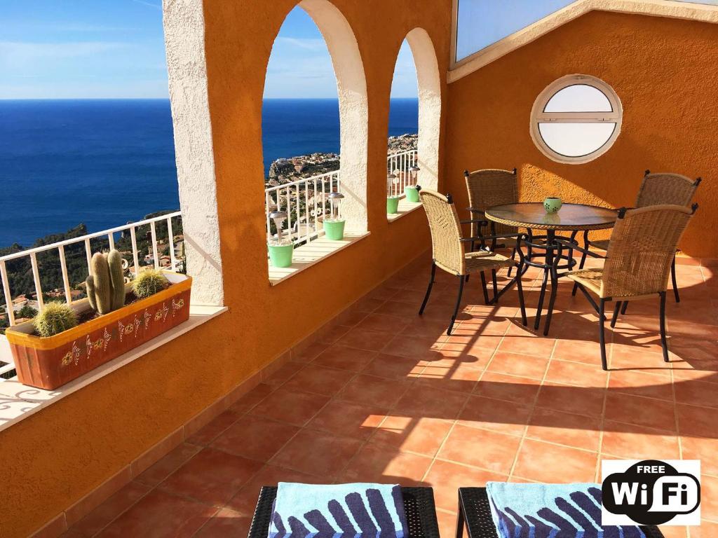 a balcony with a table and chairs and the ocean at Apartment Vistamar 1 in Cumbre del Sol