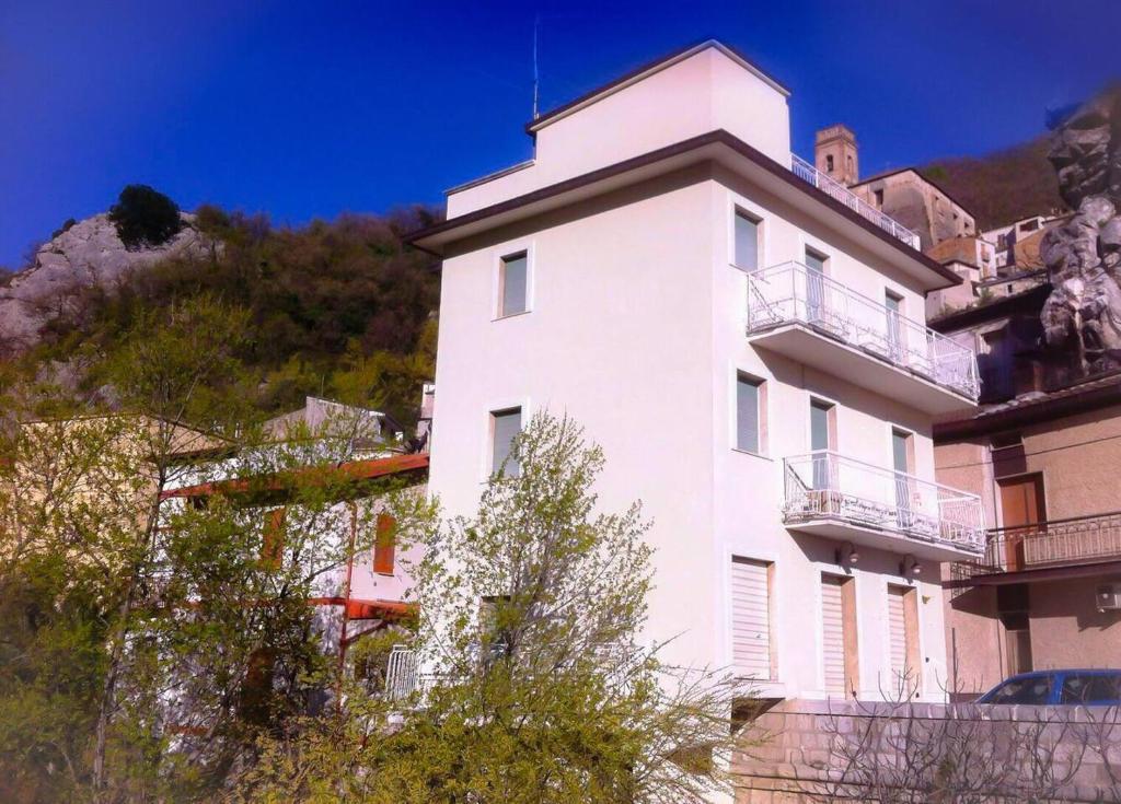 um edifício branco no topo de uma montanha em La Casa sul Fiume em Villa Santa Maria