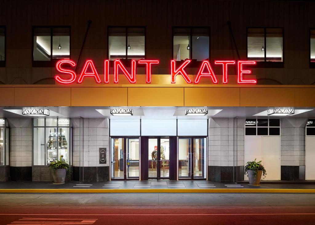 un signo de cometa en la parte delantera de un edificio en Saint Kate - The Arts Hotel en Milwaukee